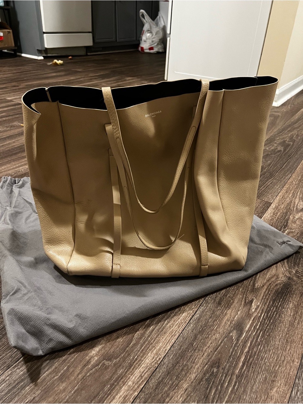 Balenciaga Everyday Beige Leather Tote Bag in Neutral Cream Tone - Picture 6 of 16